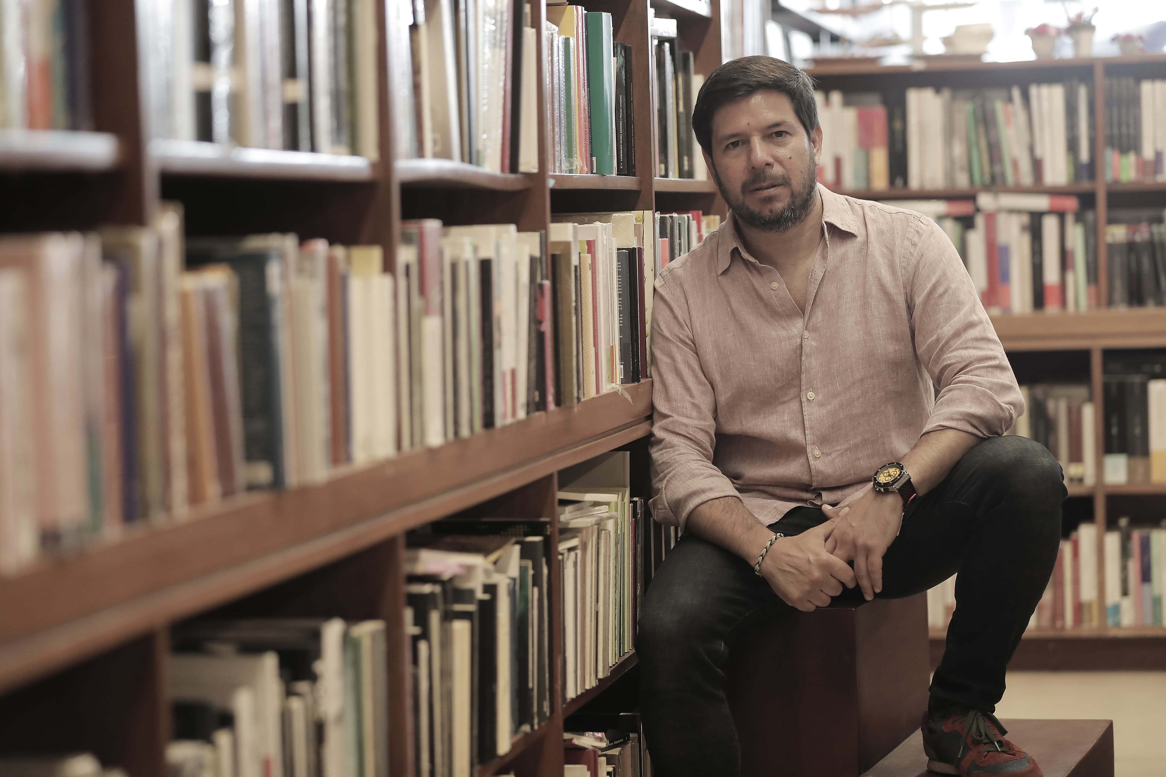 Renato Cisneros: "En todo narrador hay un deseo de dinamitar el lugar de donde proviene"