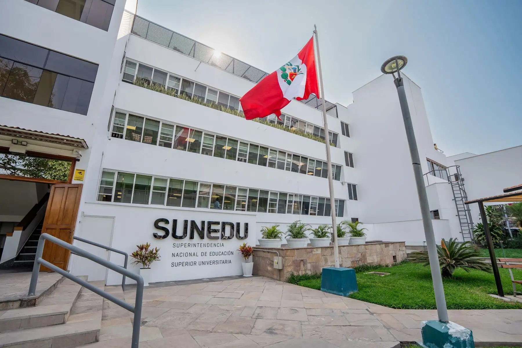 Sunedu rebaja costo de reconocimiento de grados y títulos obtenidos en el extranjero
