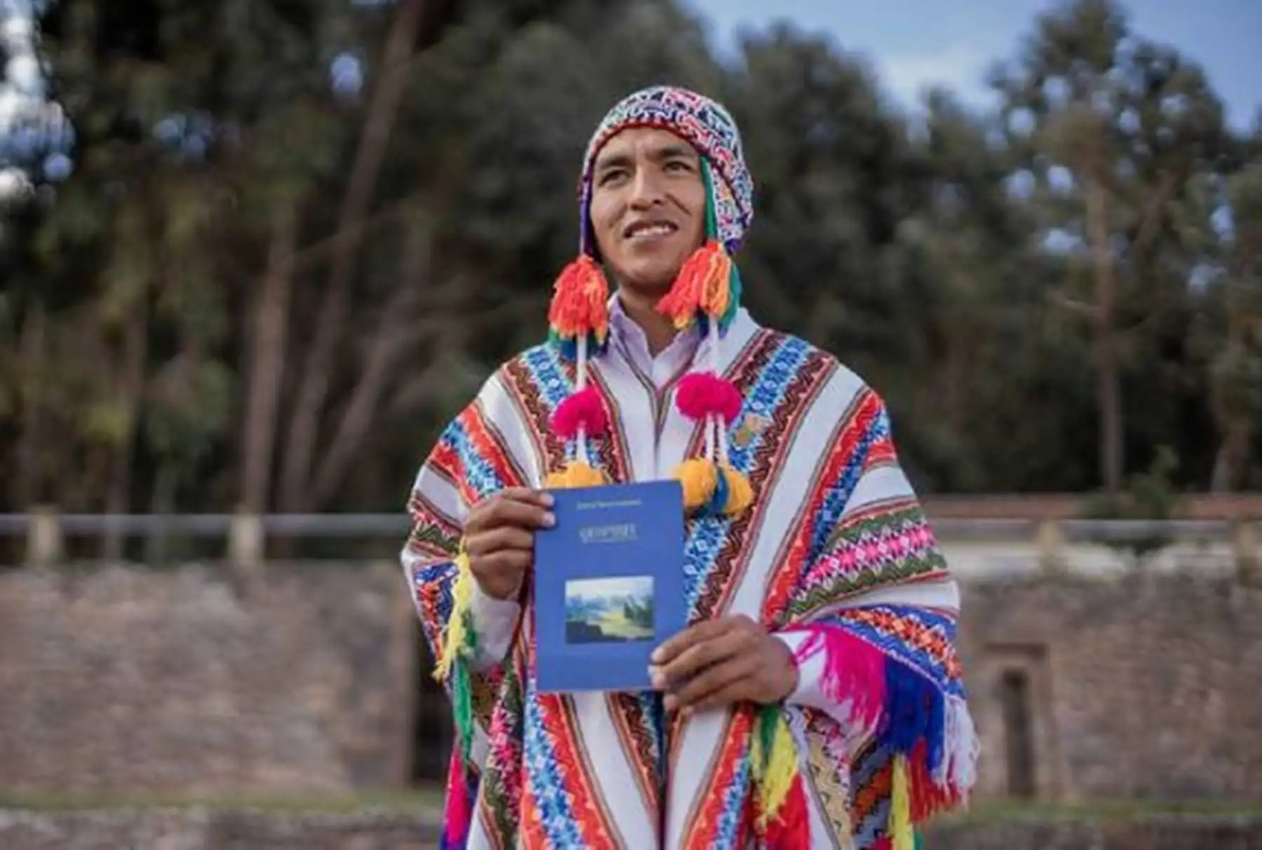 Docente que estudió con Beca 18 publica libro escrito por alumnos quechuahablantes