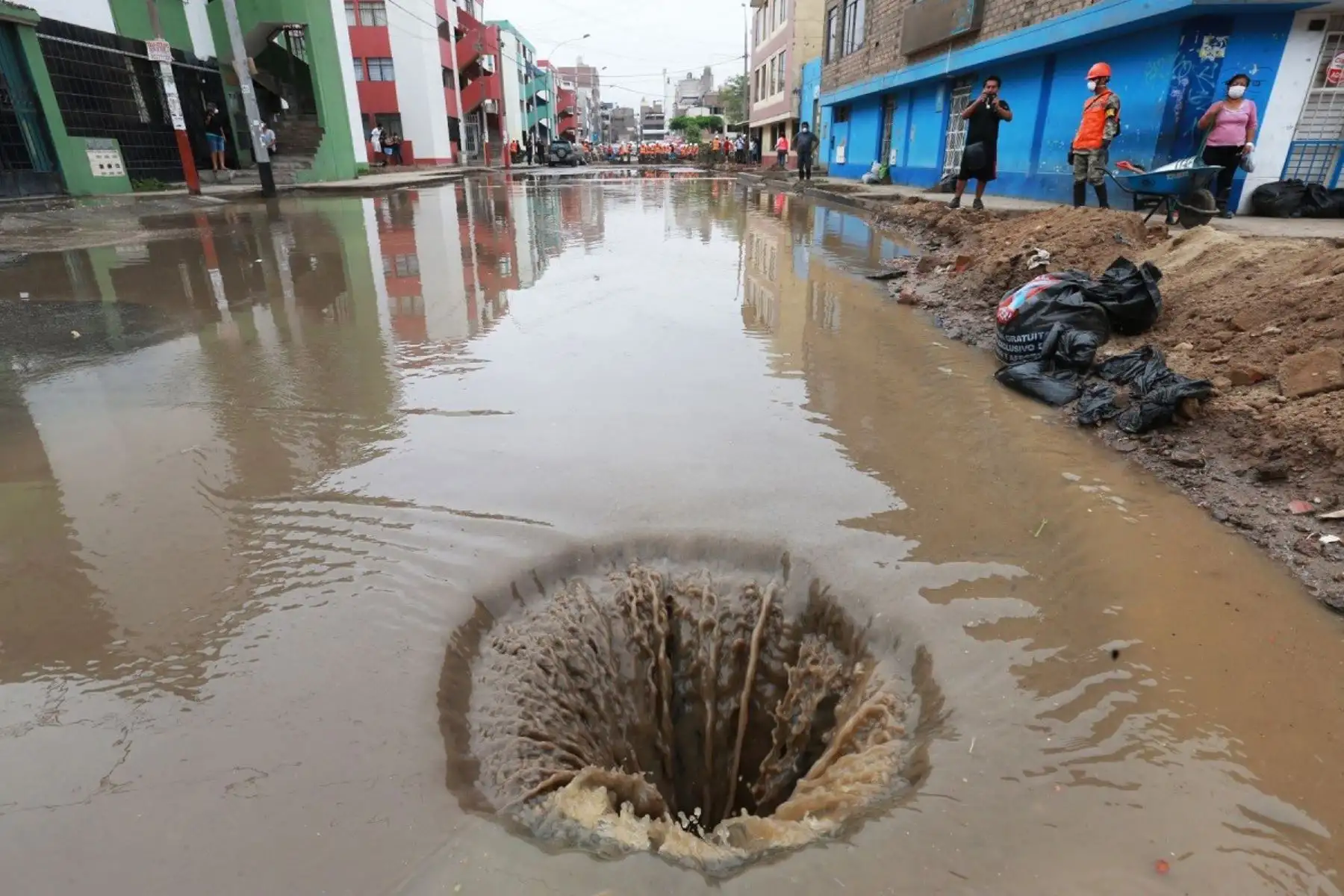 Lluvia en Lima: Sedapal pide no manipular tapas de buzones ante posibles desbordes