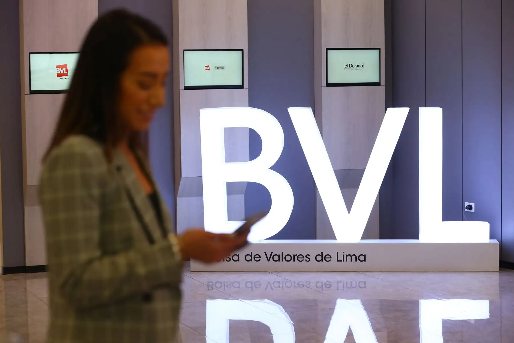 Bolsa de Valores de Lima presenta ganancias mientras Wall Street muestra índices mixtos
