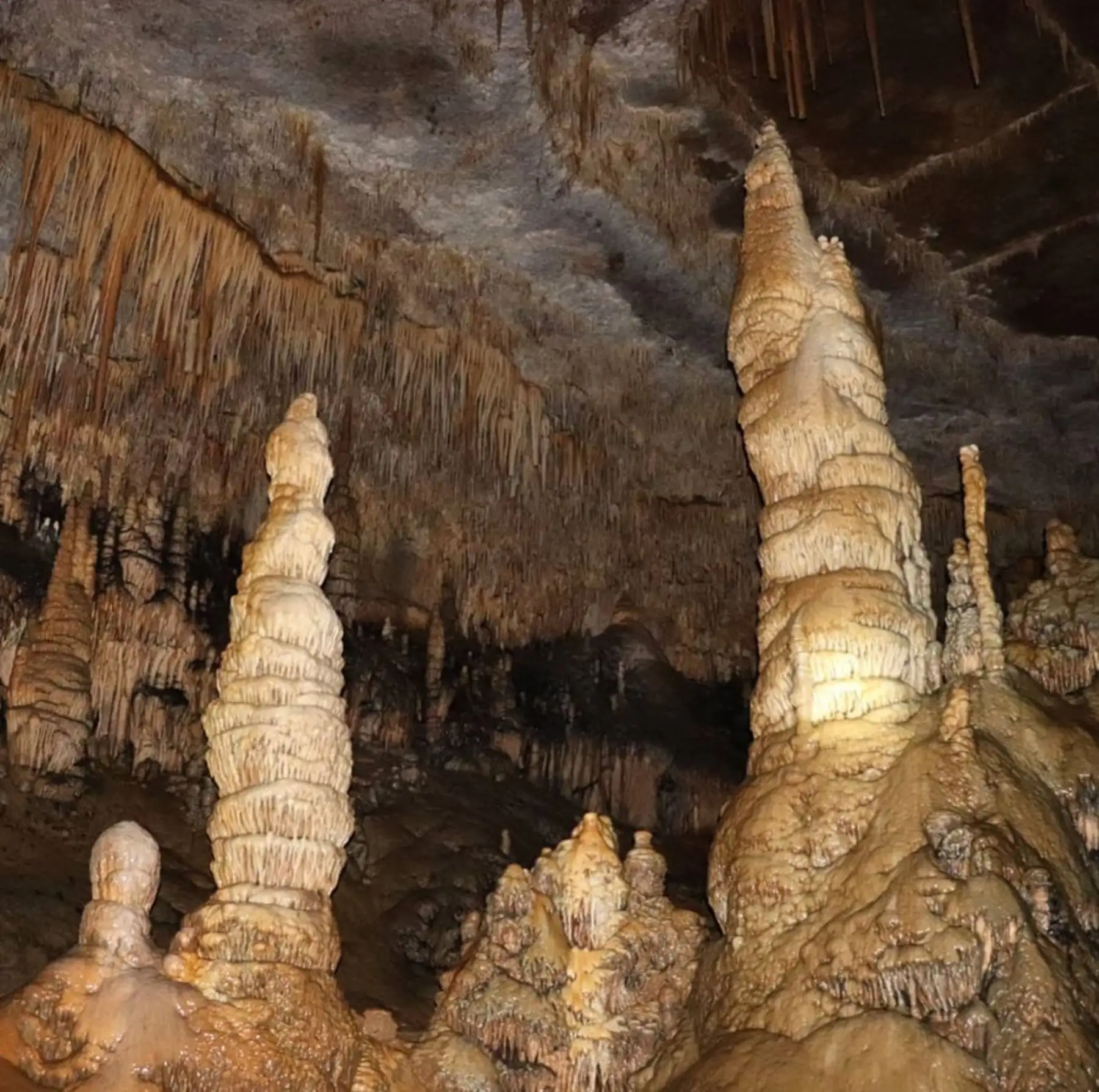 ¿Cuáles son las cuevas y cavernas más emblemáticas del Perú que son atractivo turístico?