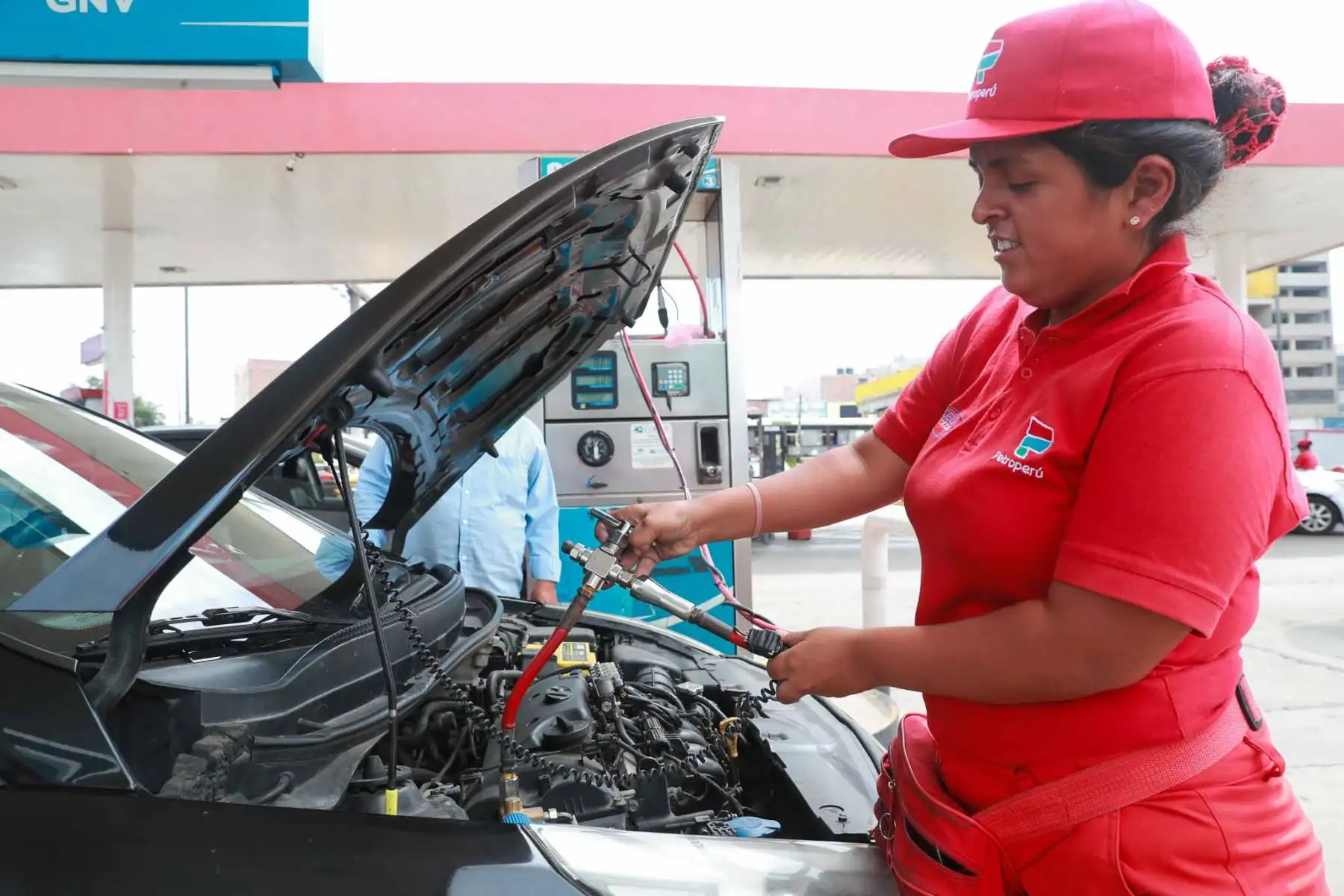 MEF: Gobierno implementará subsidio focalizado a los combustibles para atenuar alza