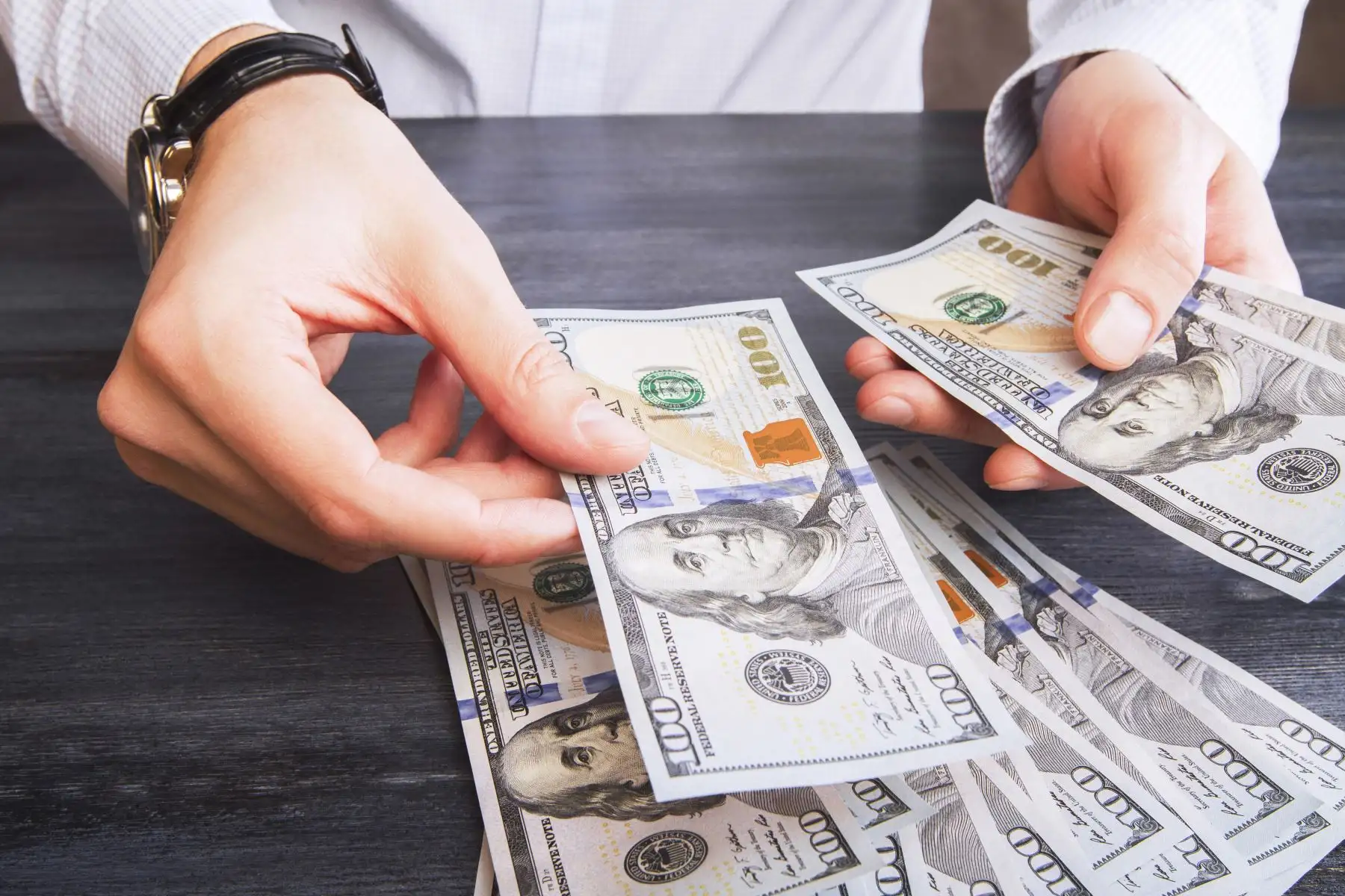 Dólar cierra levemente al alza mientras mercado espera decisión del BCR