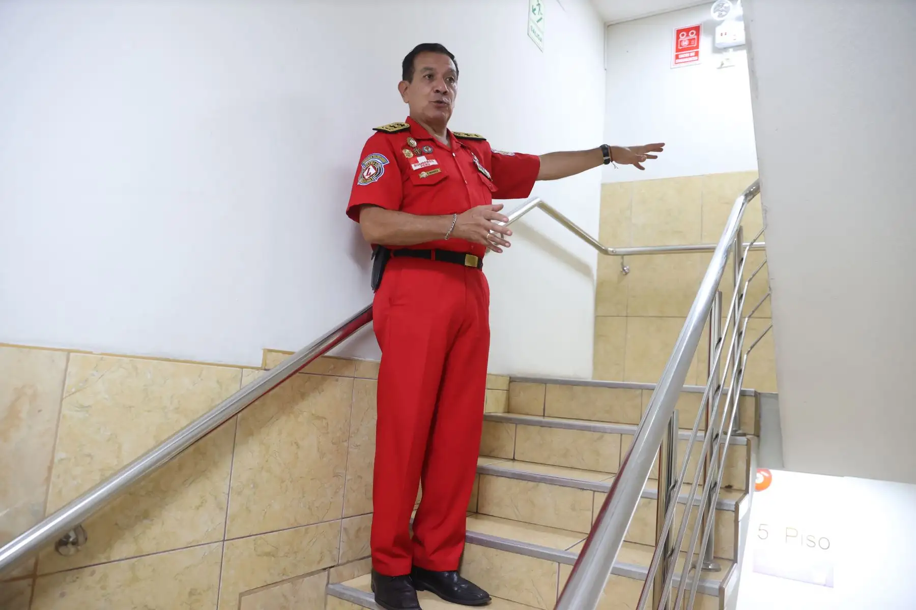 ¿Qué hacer durante un sismo en un edificio? Bombero advierte los errores más comunes