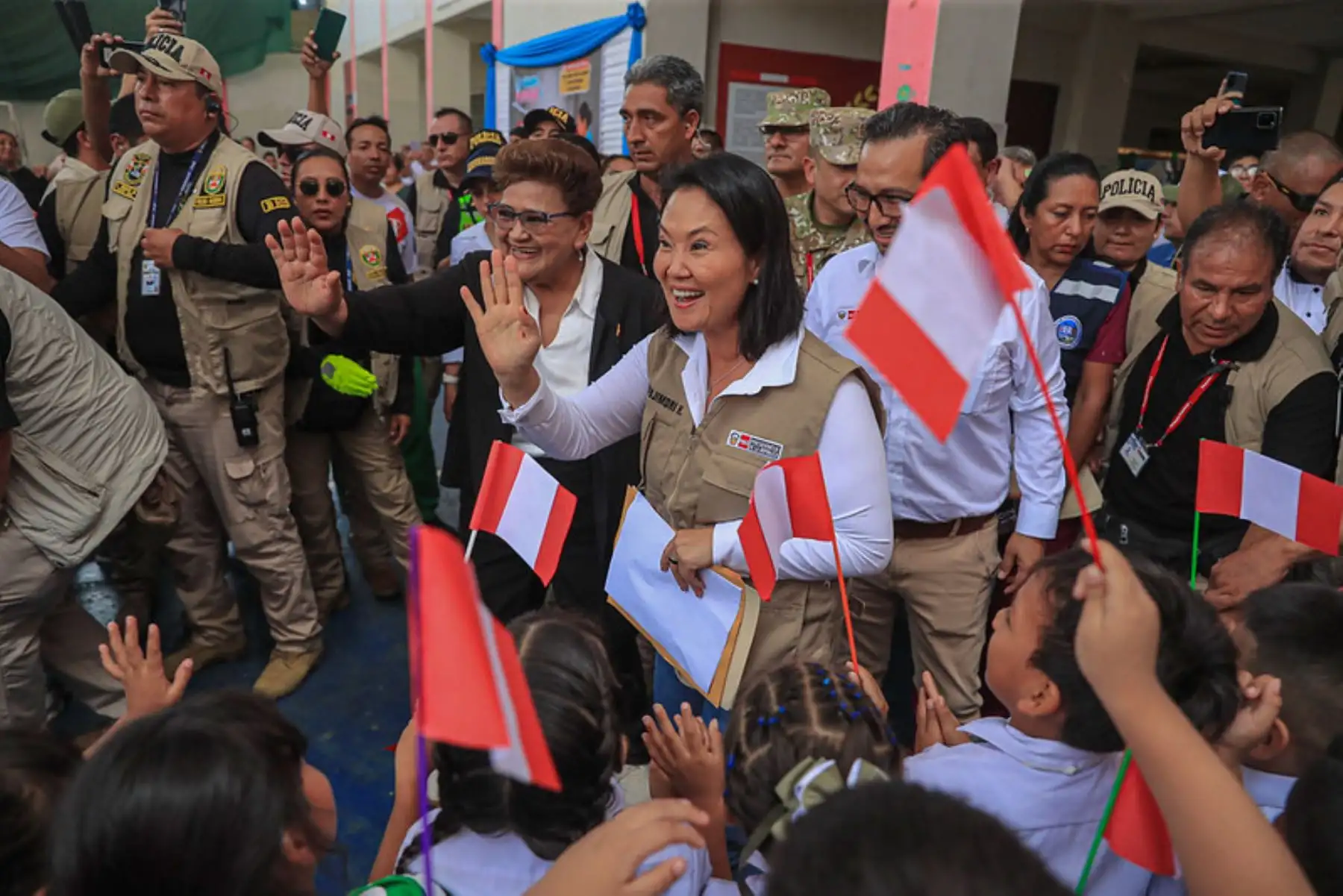 Presidenta Keiko Fujimori expresa respaldo del Gobierno a la Policía y Fuerzas Armadas