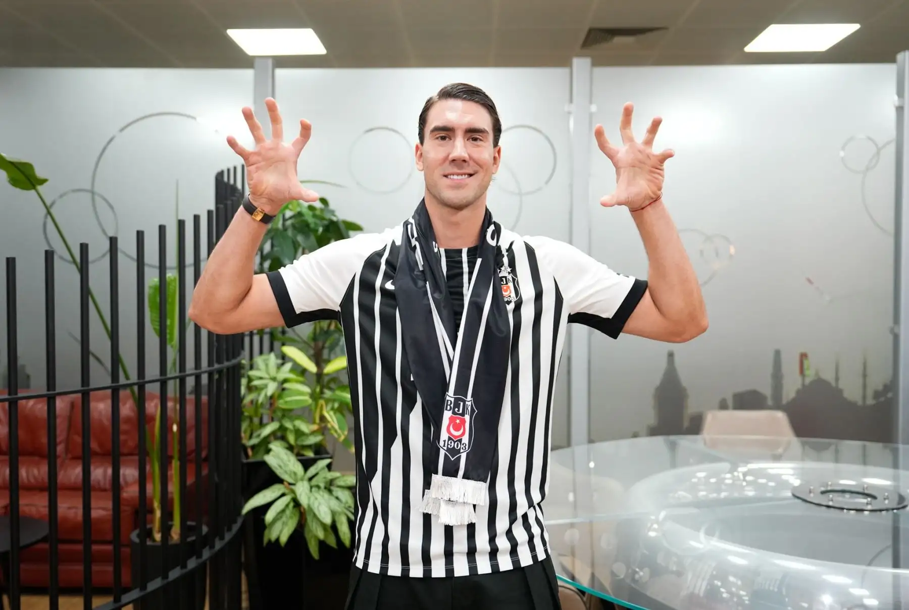 Atacante serbio Dusan Vlahovic deja la Juventus para fichar por el Besiktas de Turquía