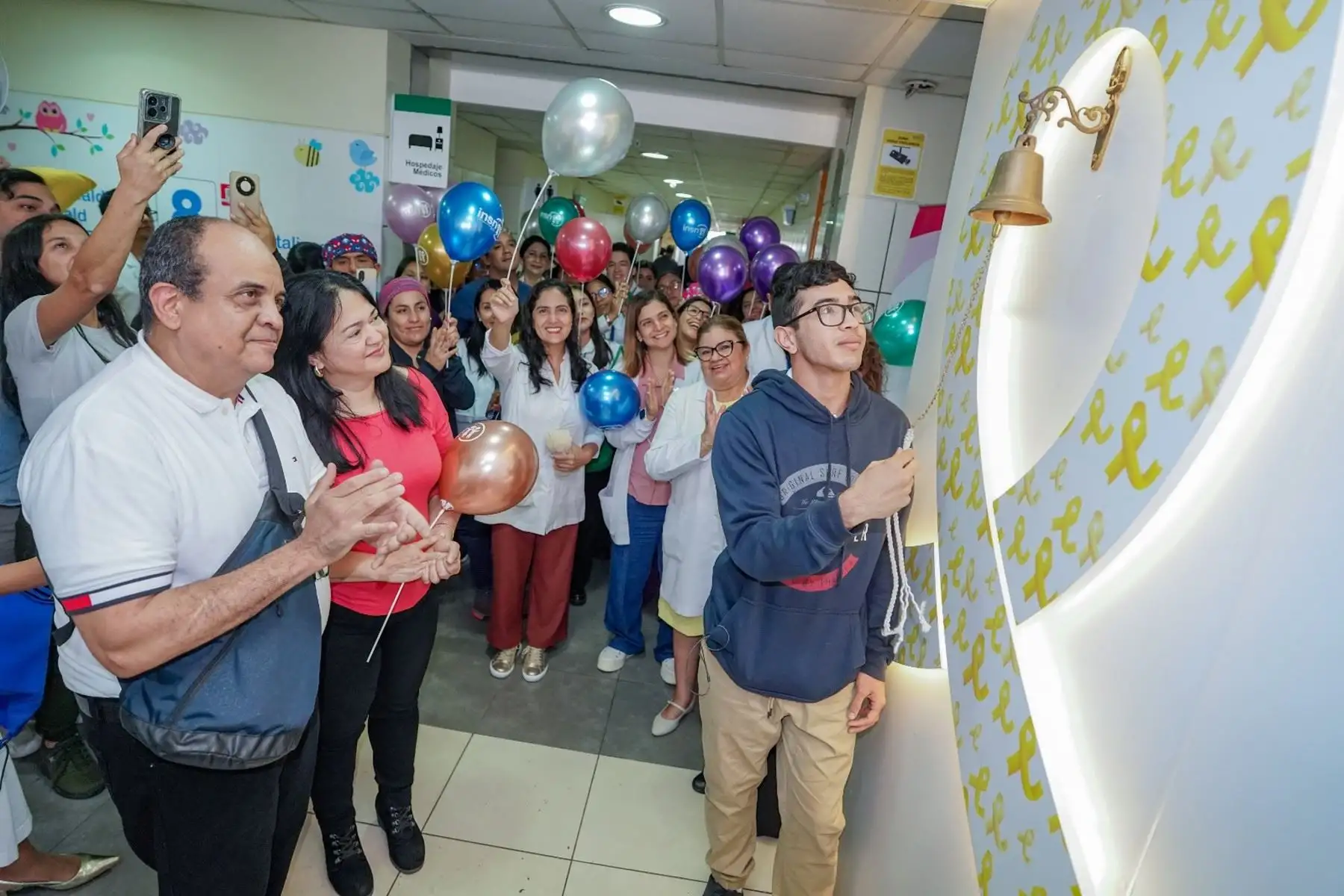 Adolescente vence agresivo cáncer y regresa a casa tocando la "Campana de la Victoria"