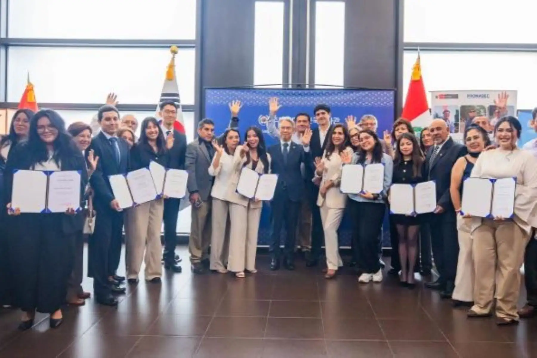Once profesionales peruanos son becados para hacer estudios de posgrado en Corea