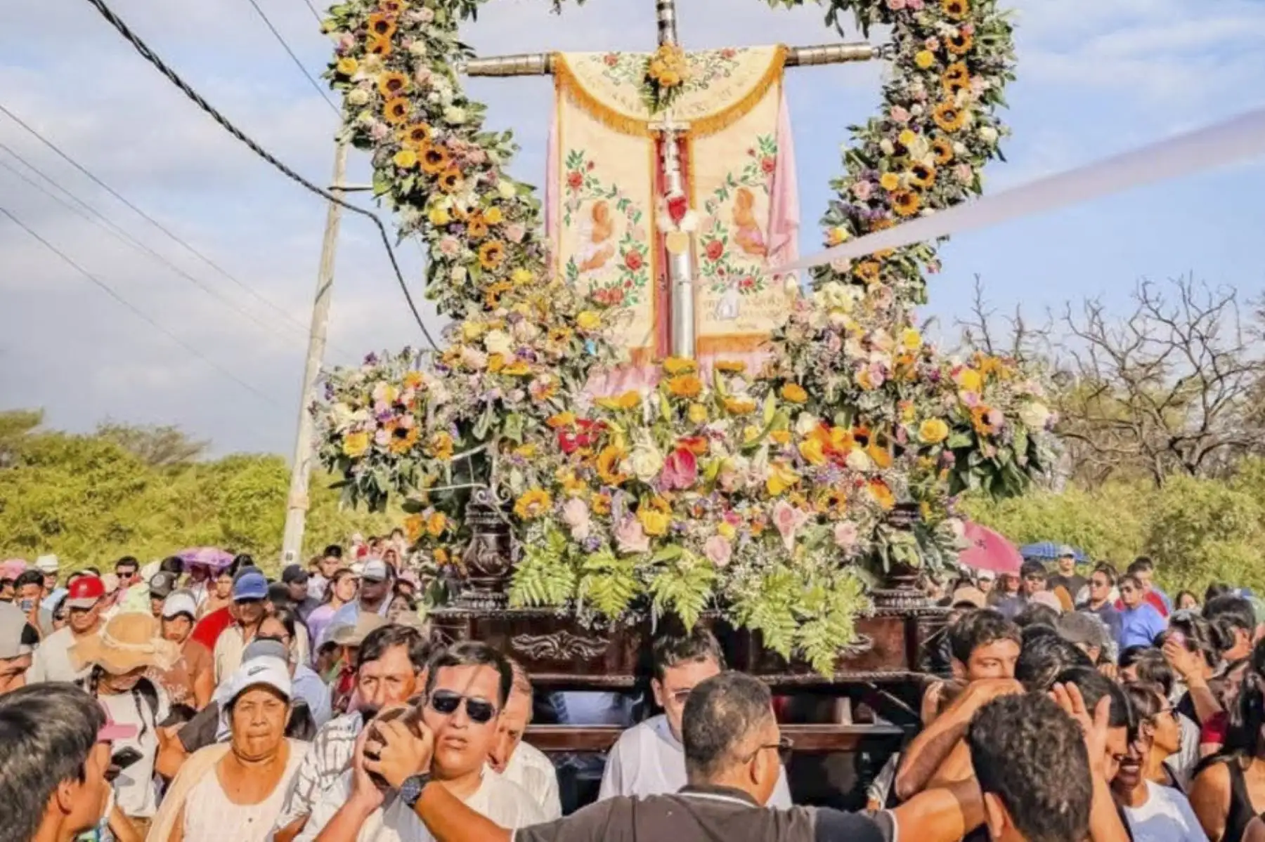 Motupe despide a la Cruz de Chalpón entre cánticos, oraciones y al compás de marinera