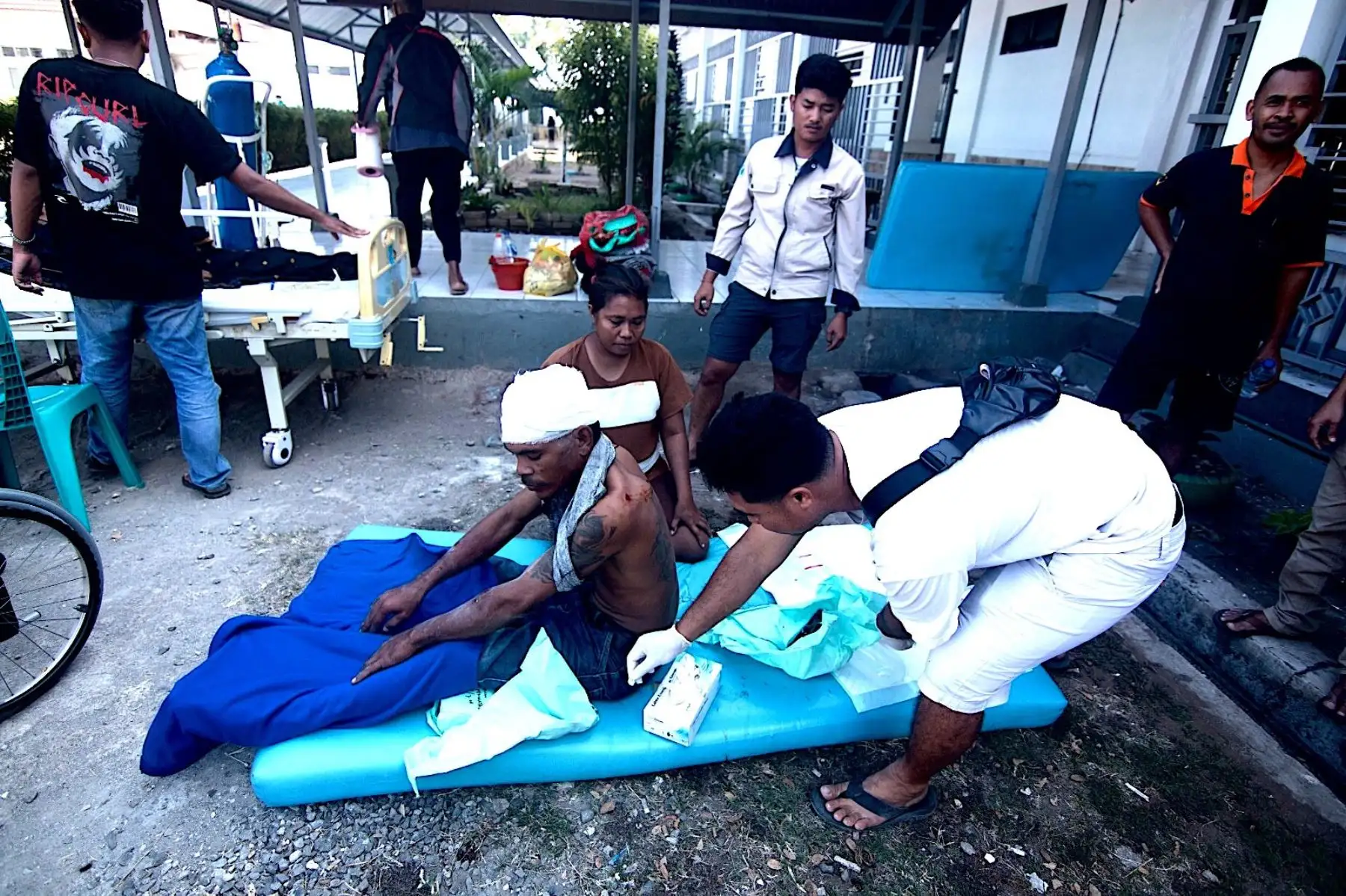 Cerca de medio centenar de muertos y 2.000 evacuados tras un terremoto de 7,7 en Indonesia