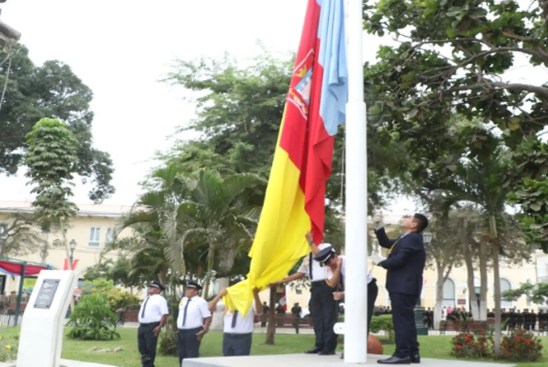 Piura conmemora sus 494 años con izamiento del Pabellón Nacional en la Plaza de Armas