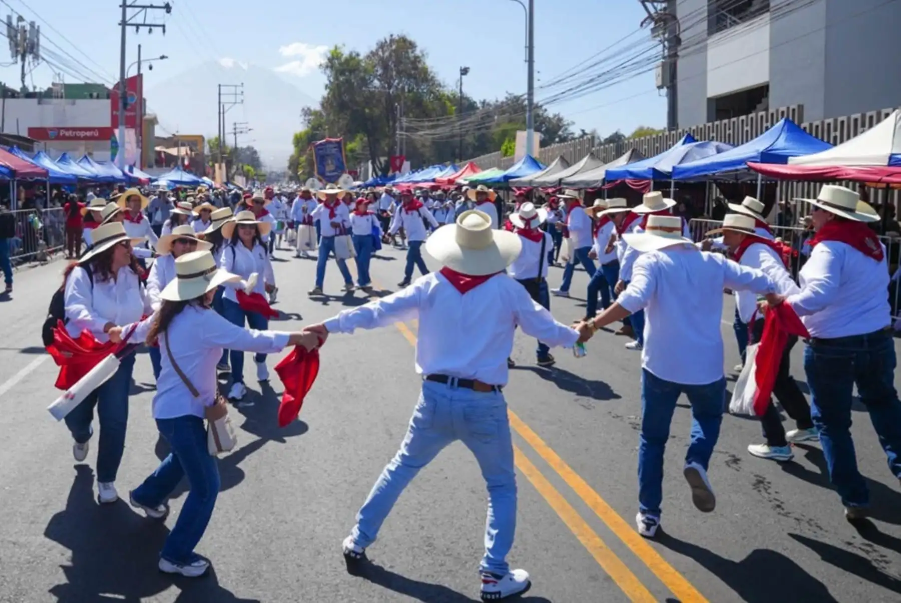 Arequipa celebra su 486 aniversario con el tradicional Corso de la Amistad