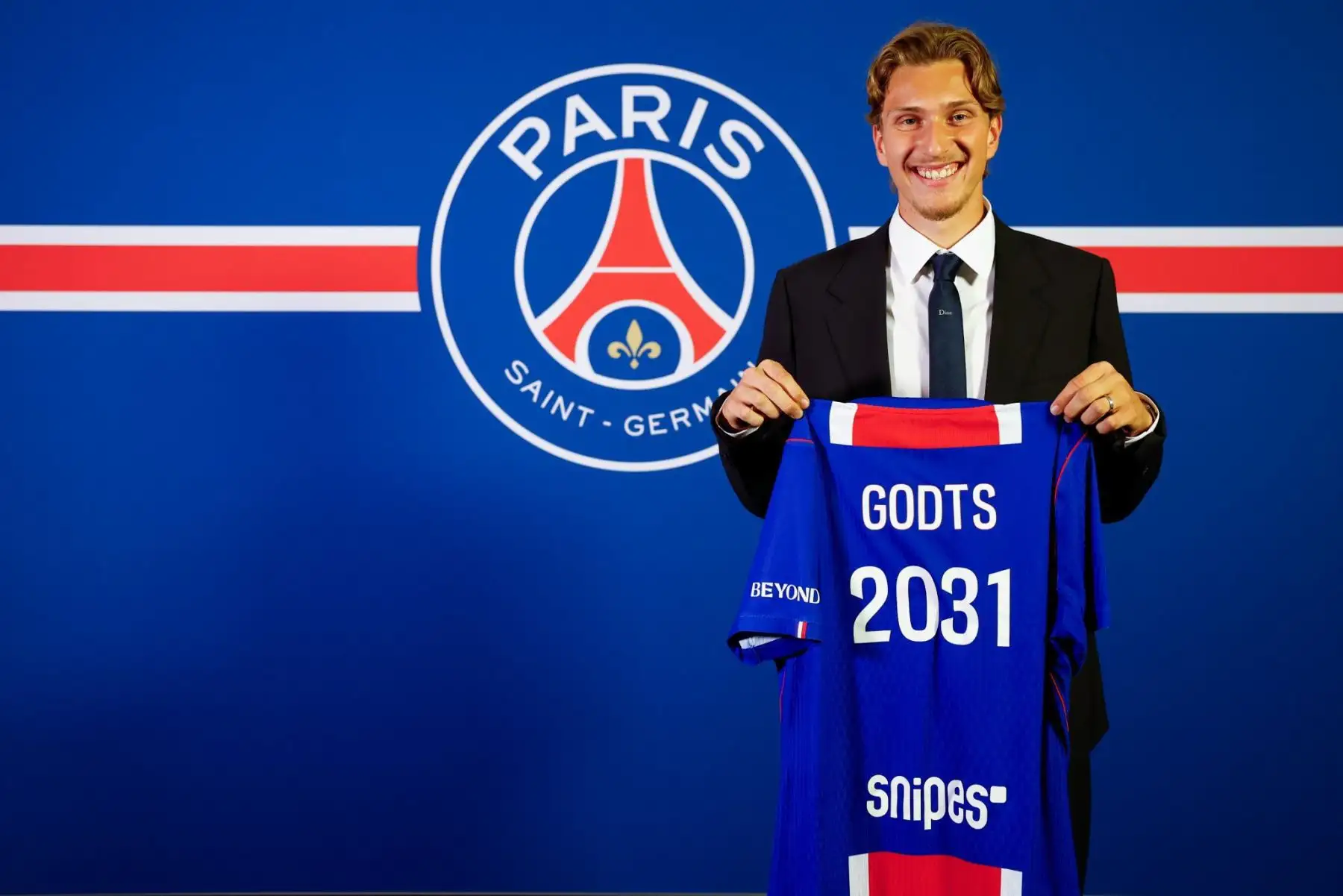 El PSG confirma la contratación del extremo belga Mika Godts hasta la temporada 2031