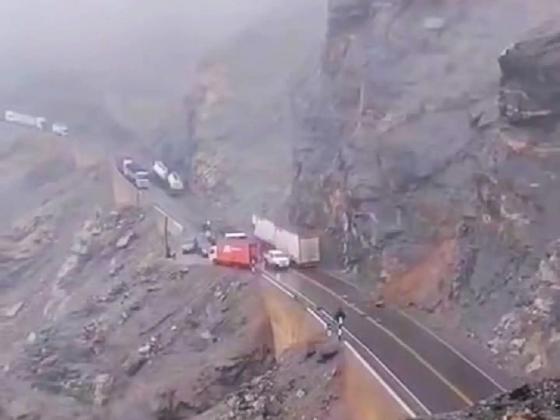 Emergencia en Arequipa: lluvia provoca caída de huaico y el cierre de la Panamericana Sur