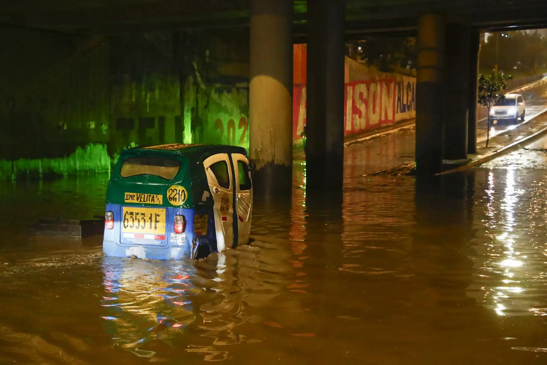 Fuerte lluvia inunda calles de Villa El Salvador y Villa María del Triunfo